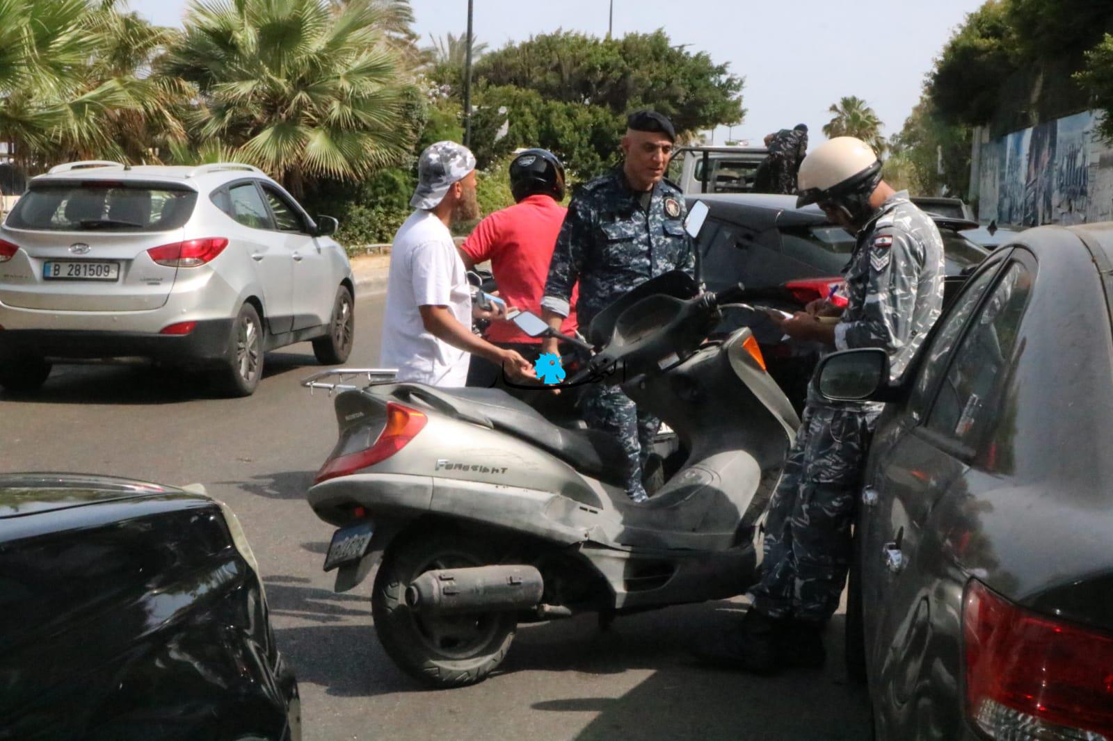 تراجع حركة إقامة الحواجز في بيروت وازدحام في مصلحة تسجيل السيارات (صور - فيديو)